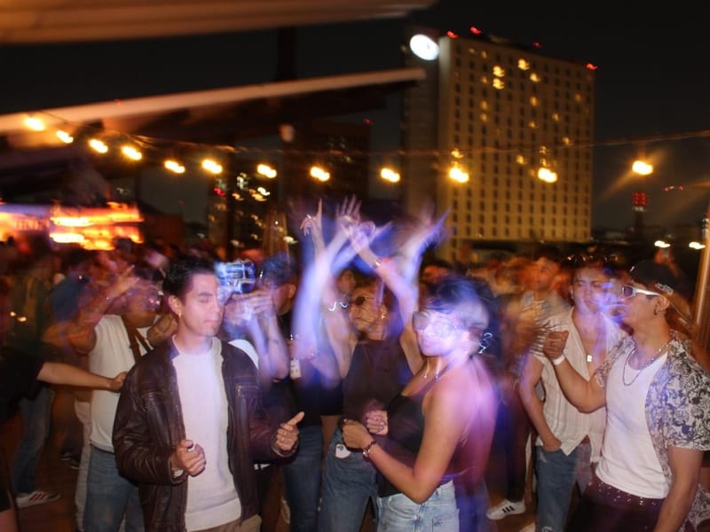 Pista de baile con luces de colores y gente bailando
